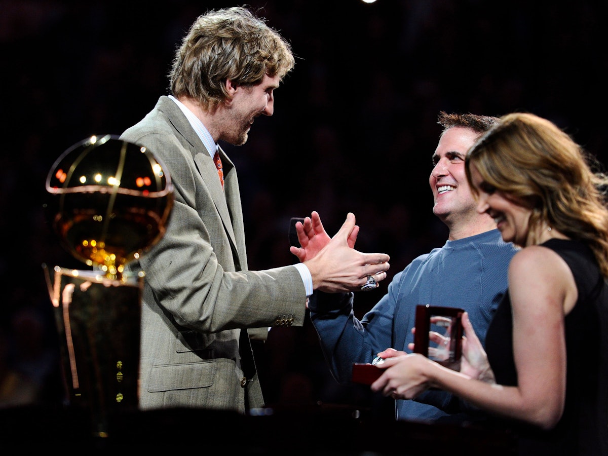 Dirk Nowitzki überreicht 2012 Mark Cuban den Meisterring der NBA.