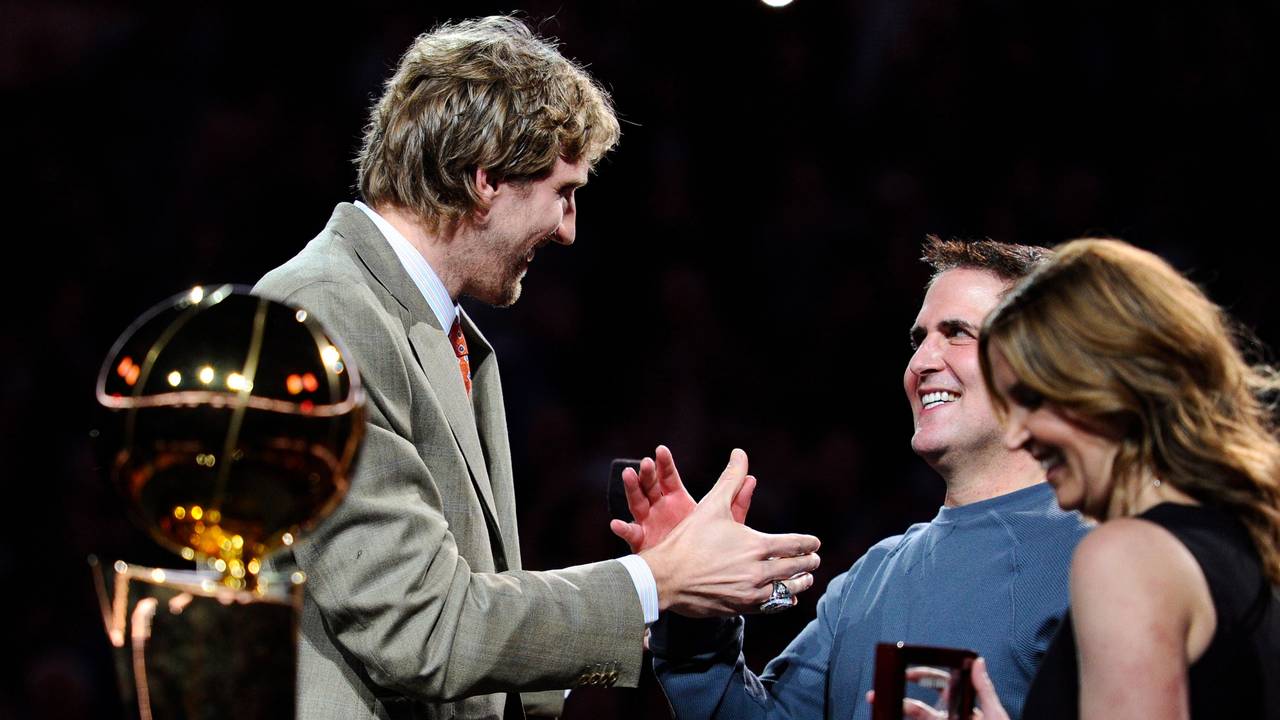 Dirk Nowitzki überreicht 2012 Mark Cuban den Meisterring der NBA.