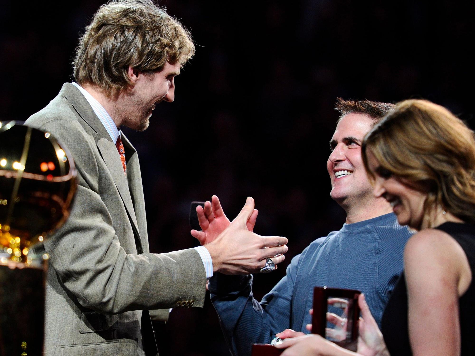Dirk Nowitzki überreicht 2012 Mark Cuban den Meisterring der NBA.