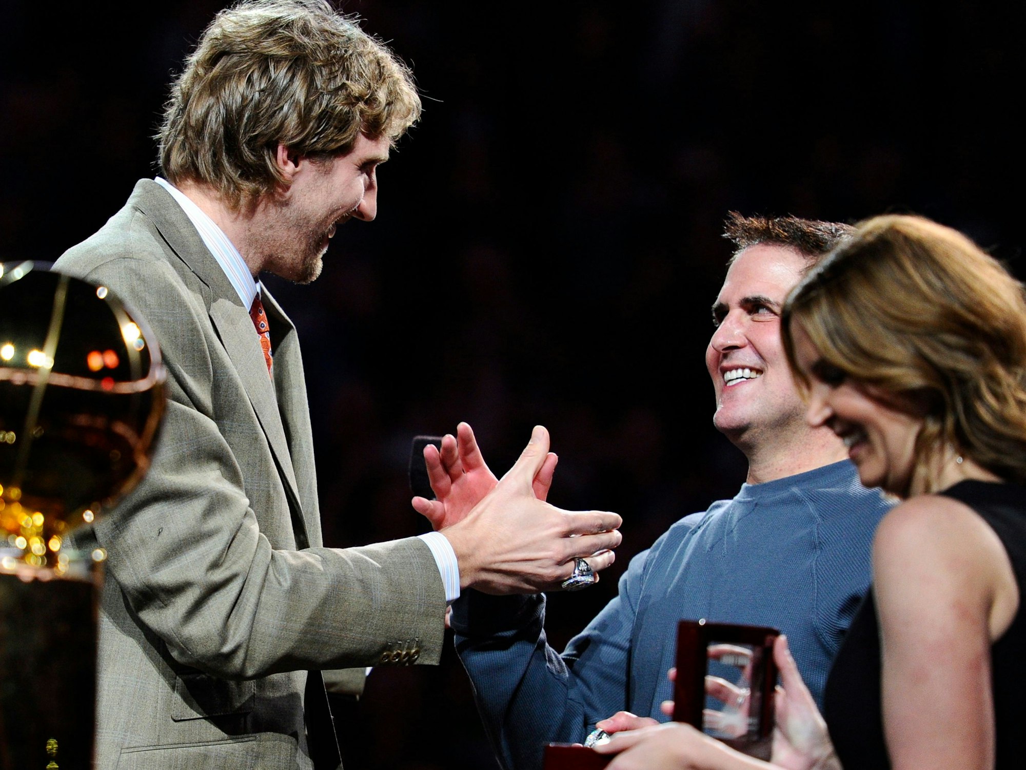 Dirk Nowitzki überreicht 2012 Mark Cuban den Meisterring der NBA.