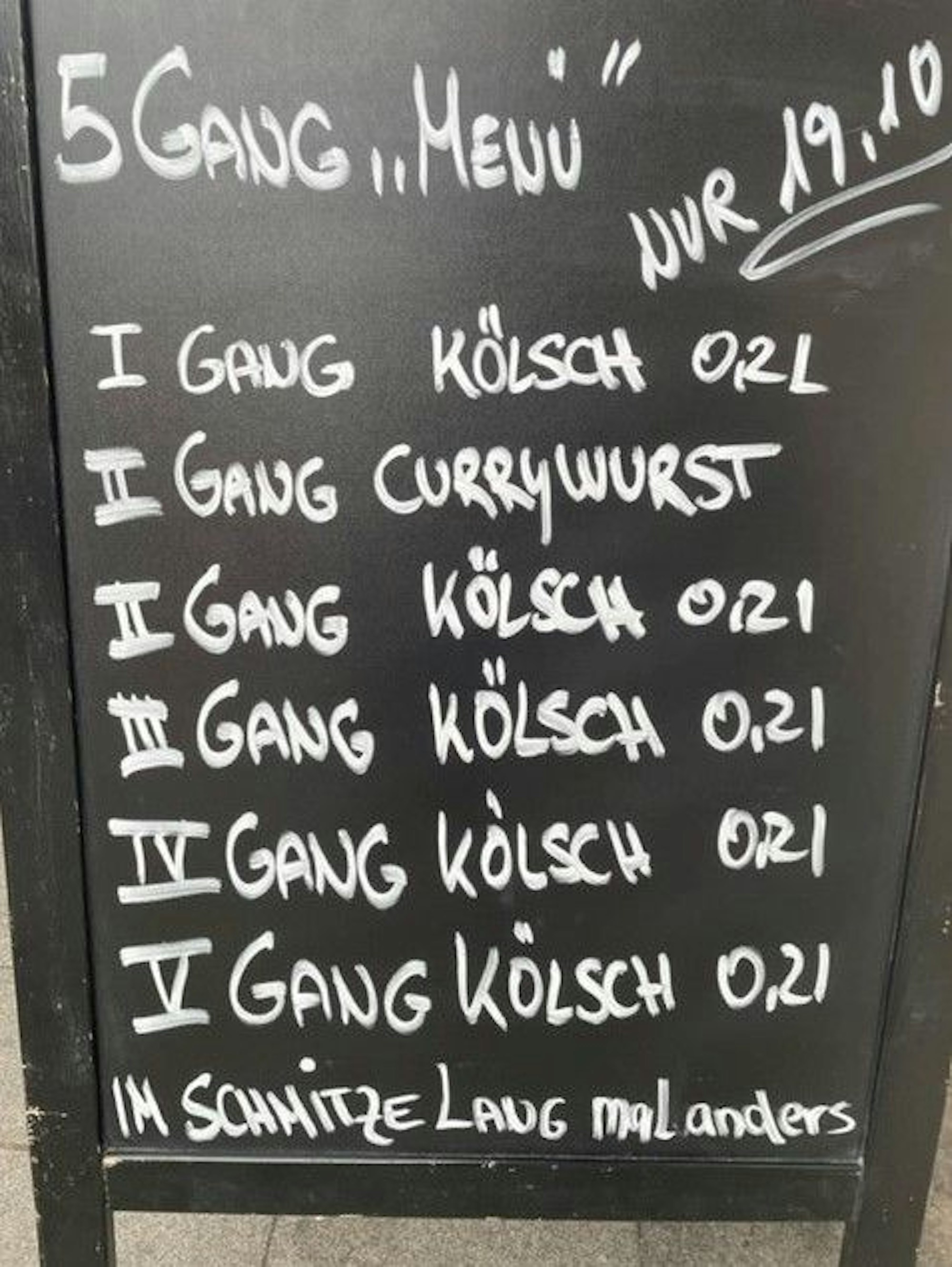 Menüschild der Gaststätte „Schmitze Lang“ in der Kölner Südstadt.