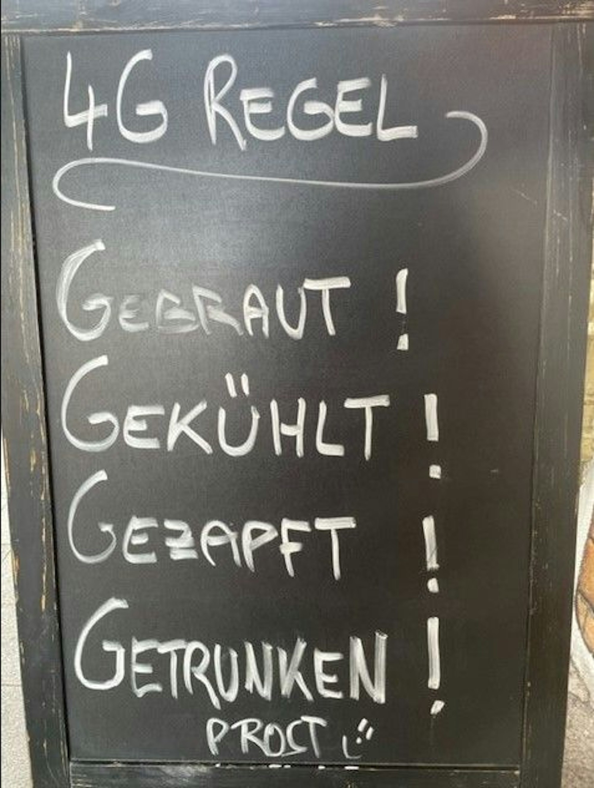 Menüschild der Gaststätte „Schmitze Lang“ in der Kölner Südstadt.