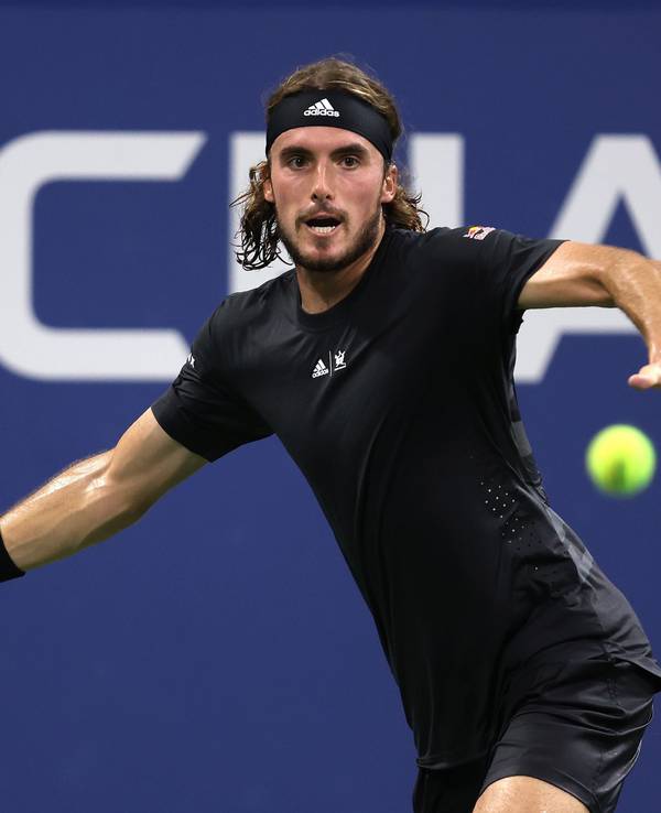Stefanos Tsitsipas schlägt mit dem Schläger gegen den Tennisball.