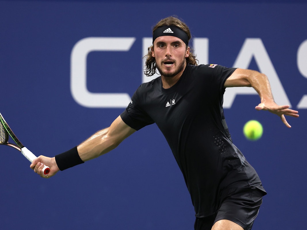 Stefanos Tsitsipas schlägt mit dem Schläger gegen den Tennisball.