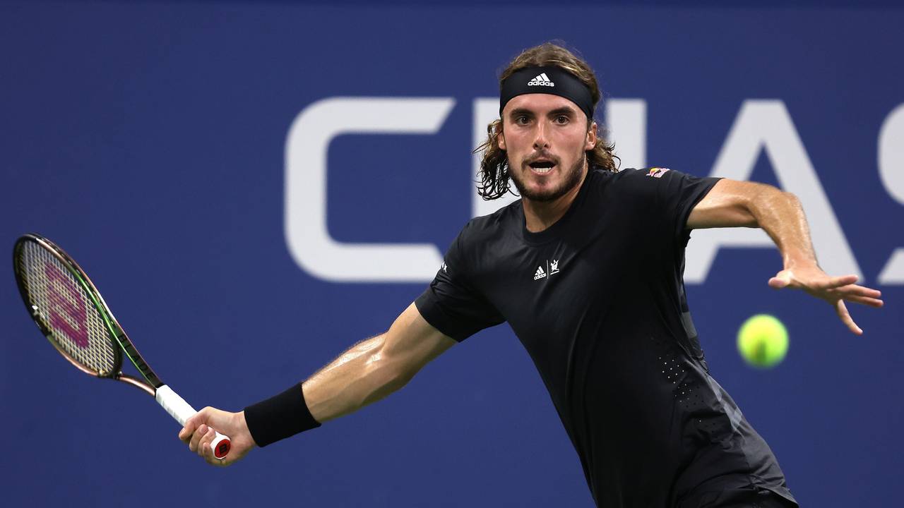 Stefanos Tsitsipas schlägt mit dem Schläger gegen den Tennisball.