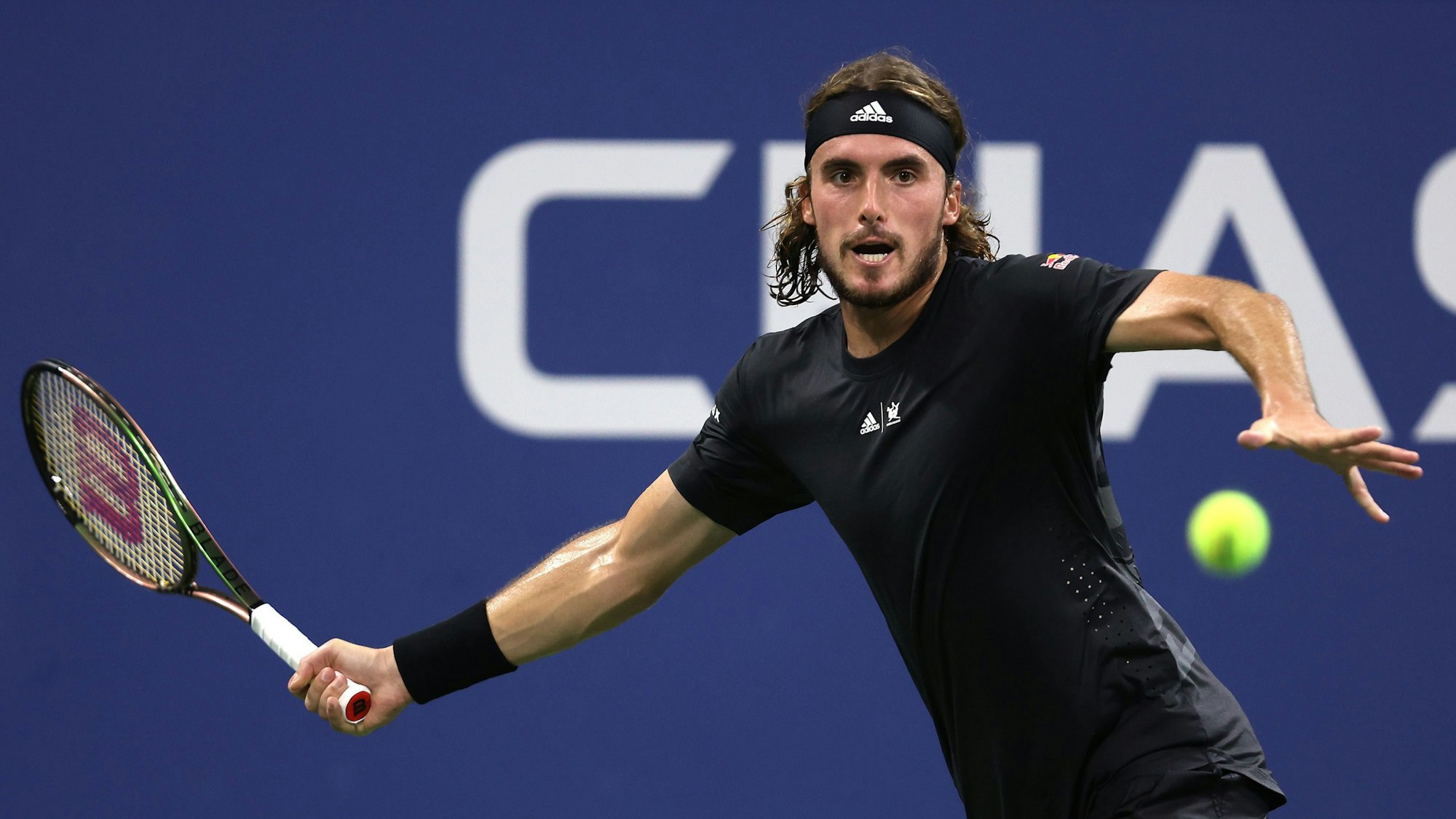 Stefanos Tsitsipas schlägt mit dem Schläger gegen den Tennisball.