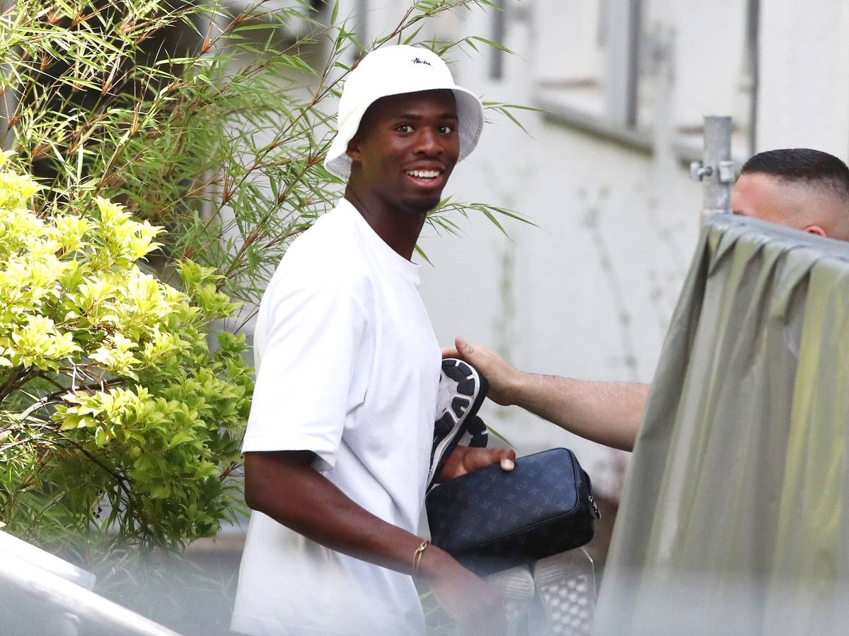 Kingsley Ehizibue am Geißbockheim, hier am 24. Juni 2022