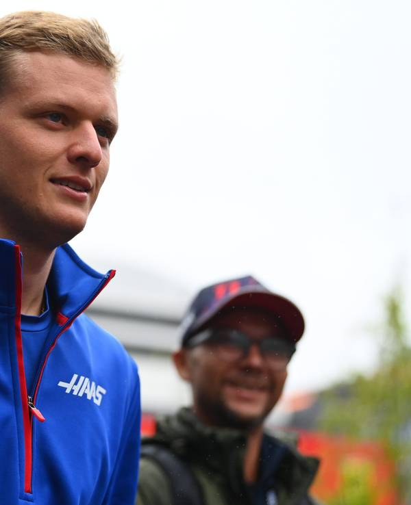 Mick Schumacher läuft in Spa über die Strecke