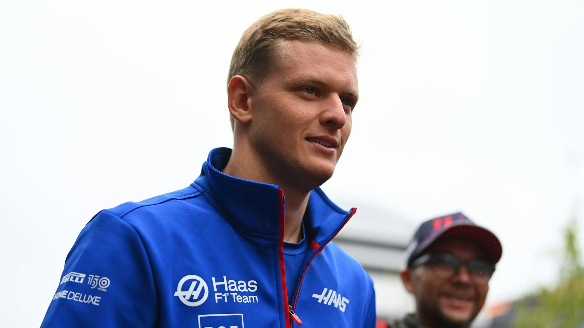Mick Schumacher läuft in Spa über die Strecke