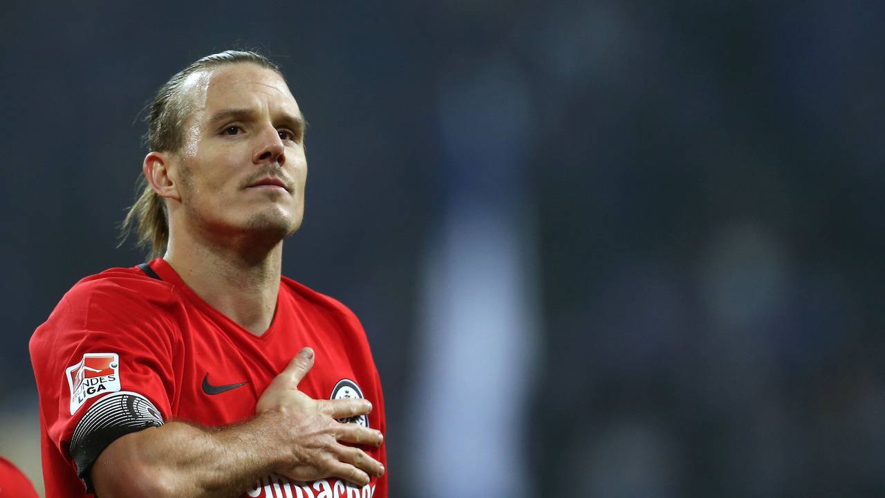 Alexander Meier von Frankfurt bejubelt den 1:0-Sieg gegen Schalke, indem er sich an das Eintracht-Wappen auf seiner Brust fasst.