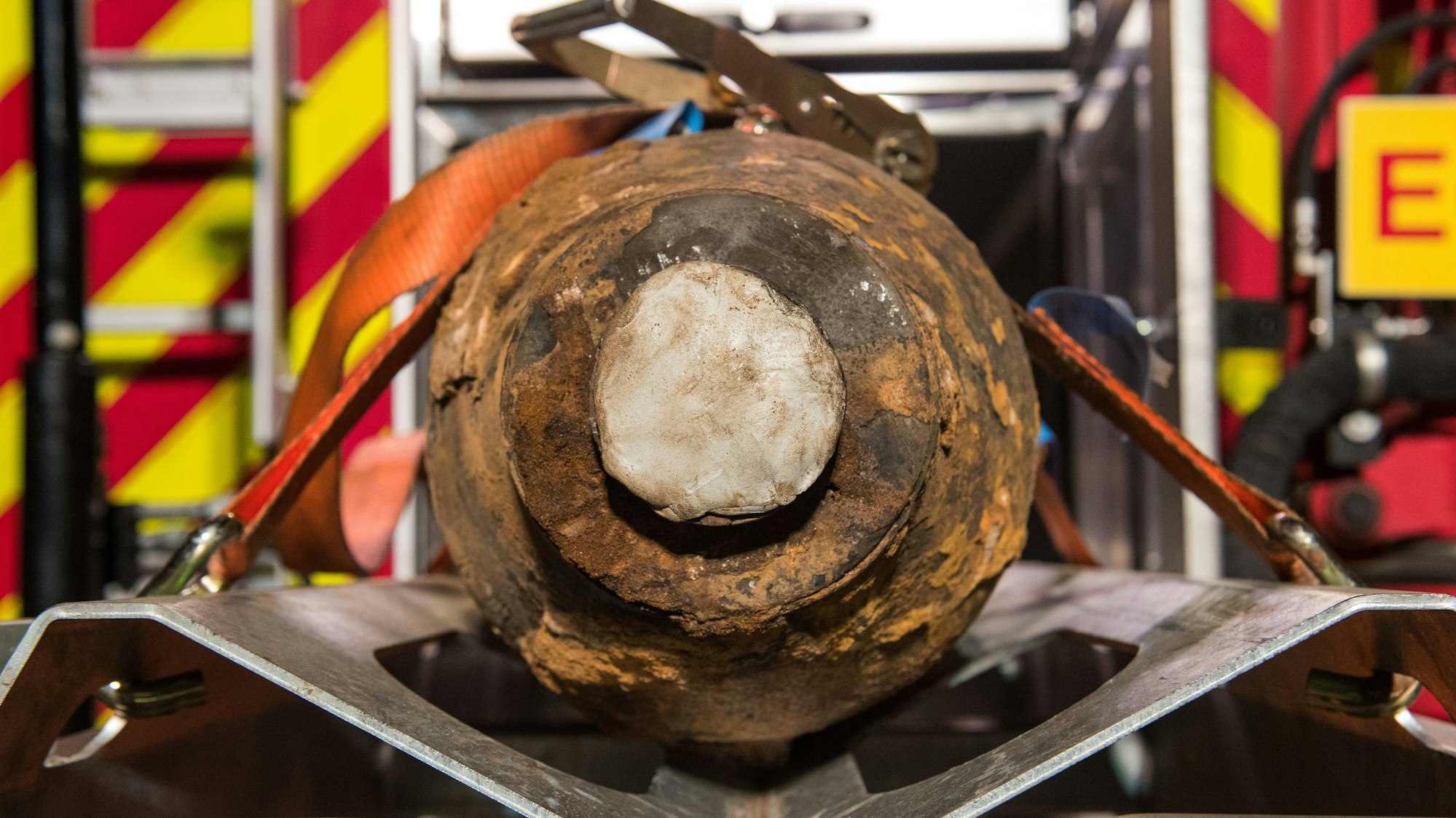 Eine entschärfte Bombe aus dem Weltkrieg ist auf einem Spezialfahrzeug verladen.