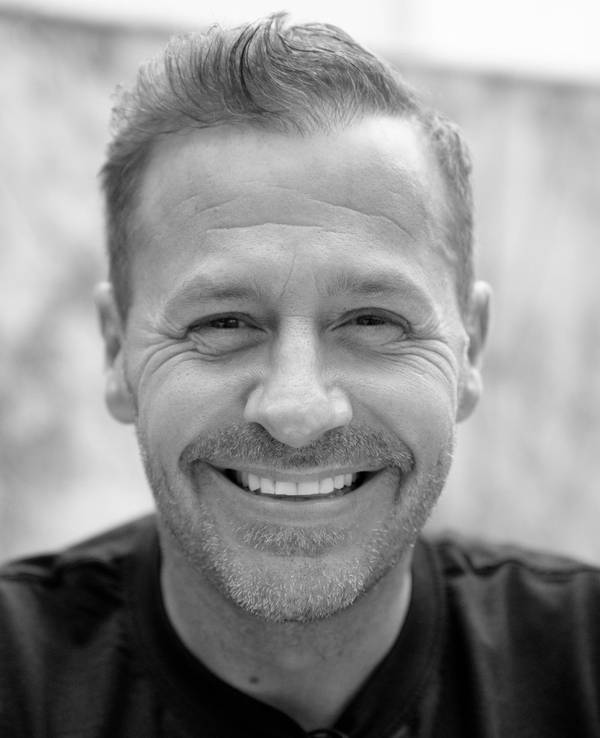 Schauspieler und Reality-Star Willi Herren schaut bei der Eröffnung von "Willi Herren’s Rievkooche Bud" in die Kamera.