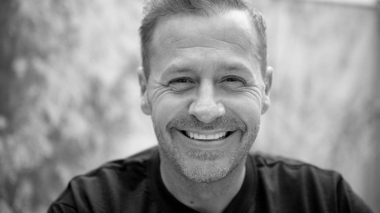Schauspieler und Reality-Star Willi Herren schaut bei der Eröffnung von "Willi Herren’s Rievkooche Bud" in die Kamera.