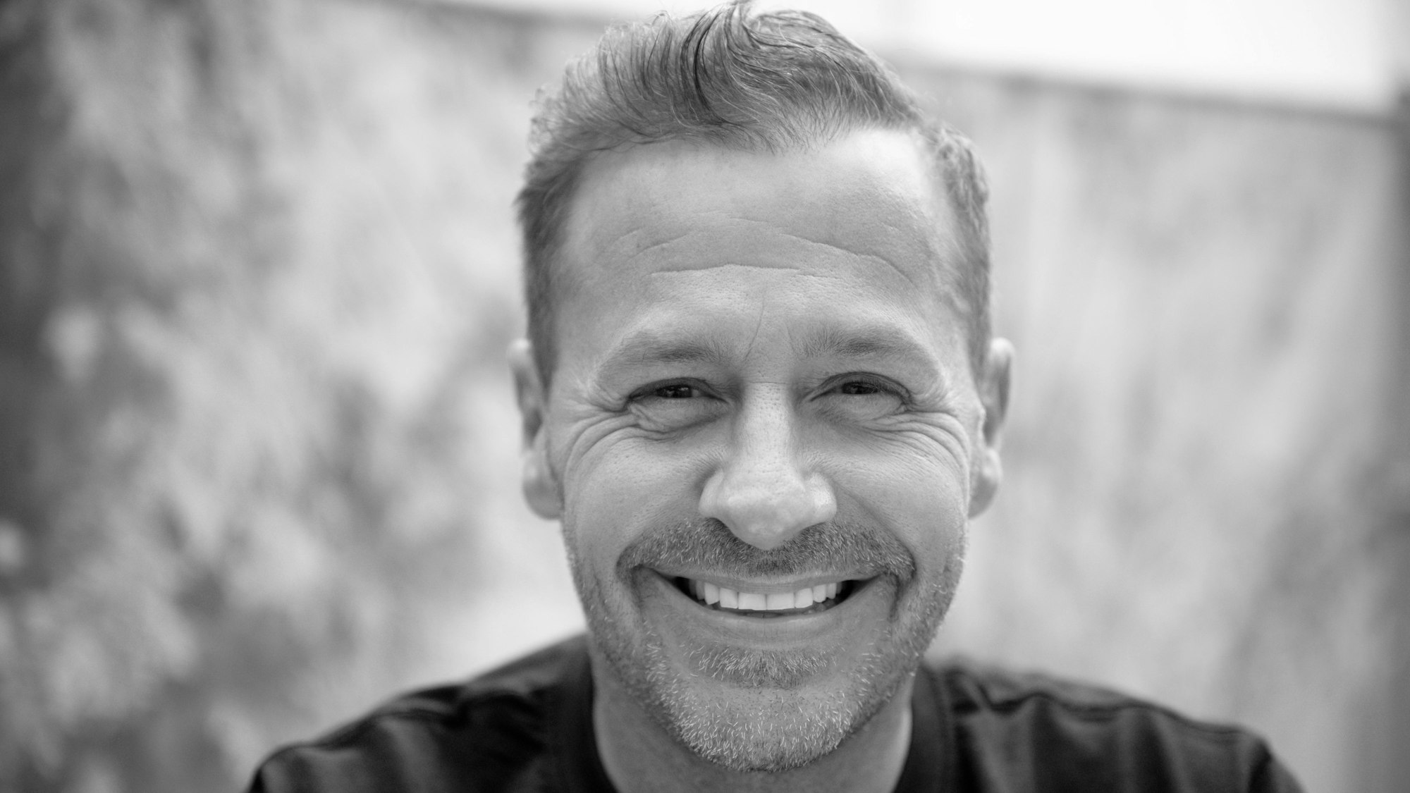 Schauspieler und Reality-Star Willi Herren schaut bei der Eröffnung von "Willi Herren’s Rievkooche Bud" in die Kamera.