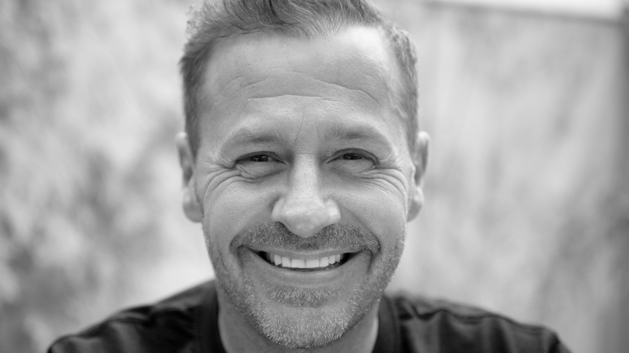 Ein schwarz-weißes Foto zeigt den verstorbenen Entertainer und Schauspieler Willi Herren