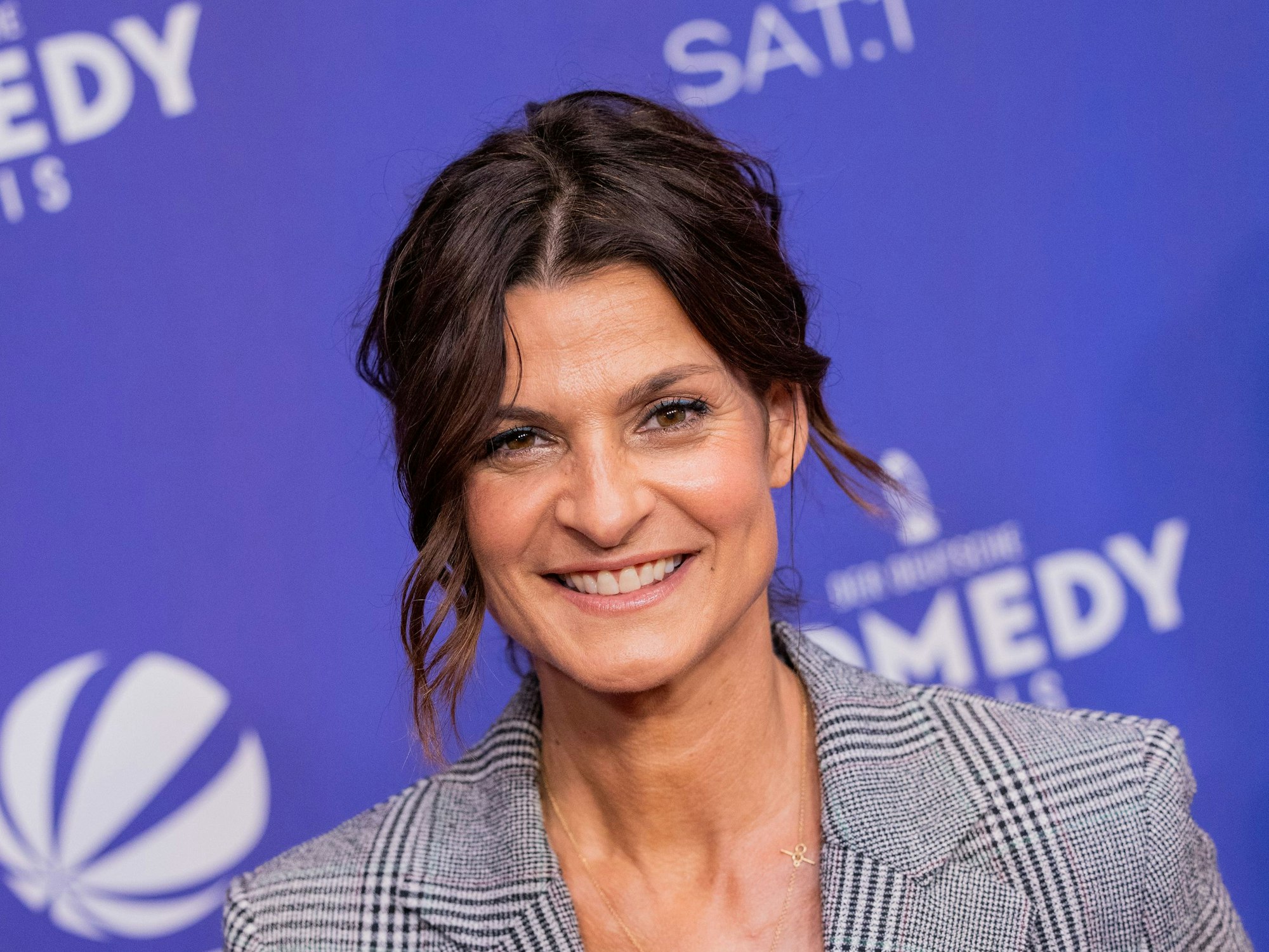 Marlene Lufen kommt über den Roten Teppich zur Verleihung des „Deutschen Comedypreises“ am 1. Oktober 2021 in Köln.