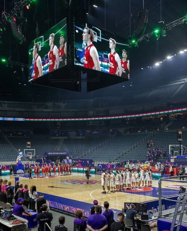 Testlauf auf dem Videowürfel vor dem Start der Basketball Europameisterschaft in der Kölner Lanxessarena.