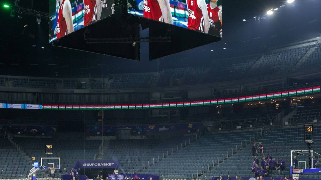 Testlauf auf dem Videowürfel vor dem Start der Basketball Europameisterschaft in der Kölner Lanxessarena.