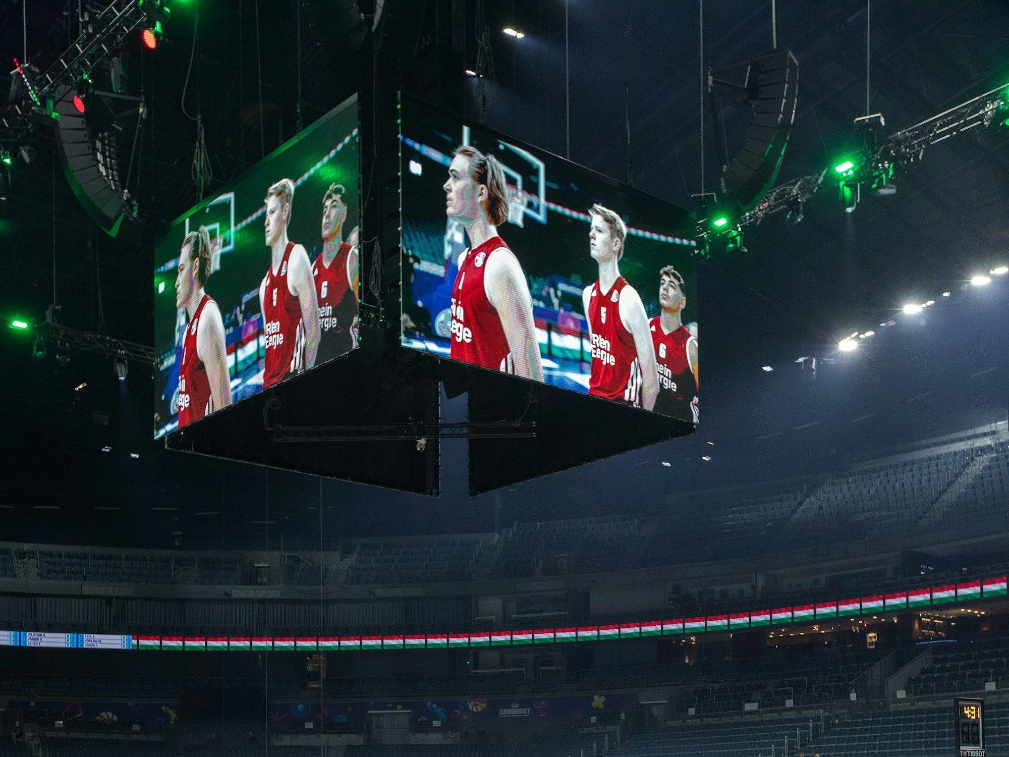 Testlauf auf dem Videowürfel vor dem Start der Basketball Europameisterschaft in der Kölner Lanxessarena.