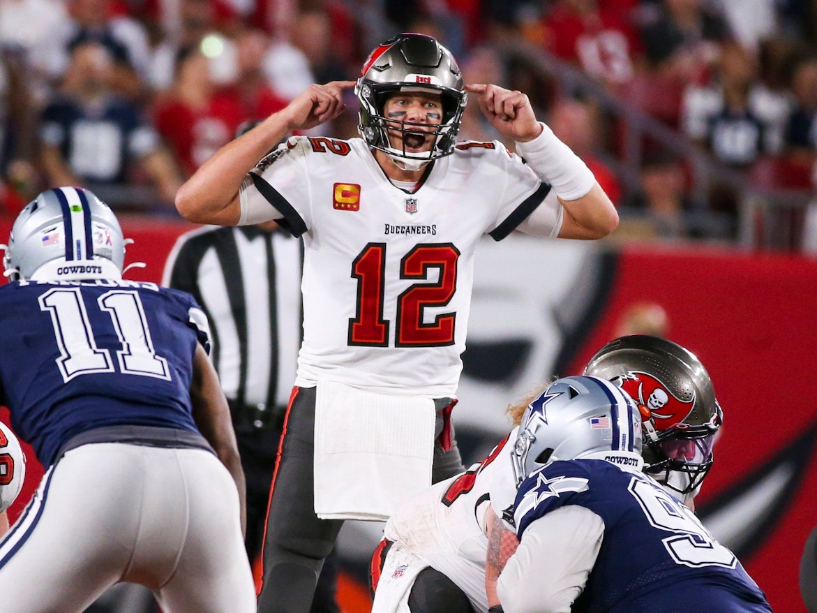Tampa Bay Buccaneers-Quarterback Tom Brady ruft einen Spielzug während der zweiten Halbzeit gegen die Dallas Cowboys.