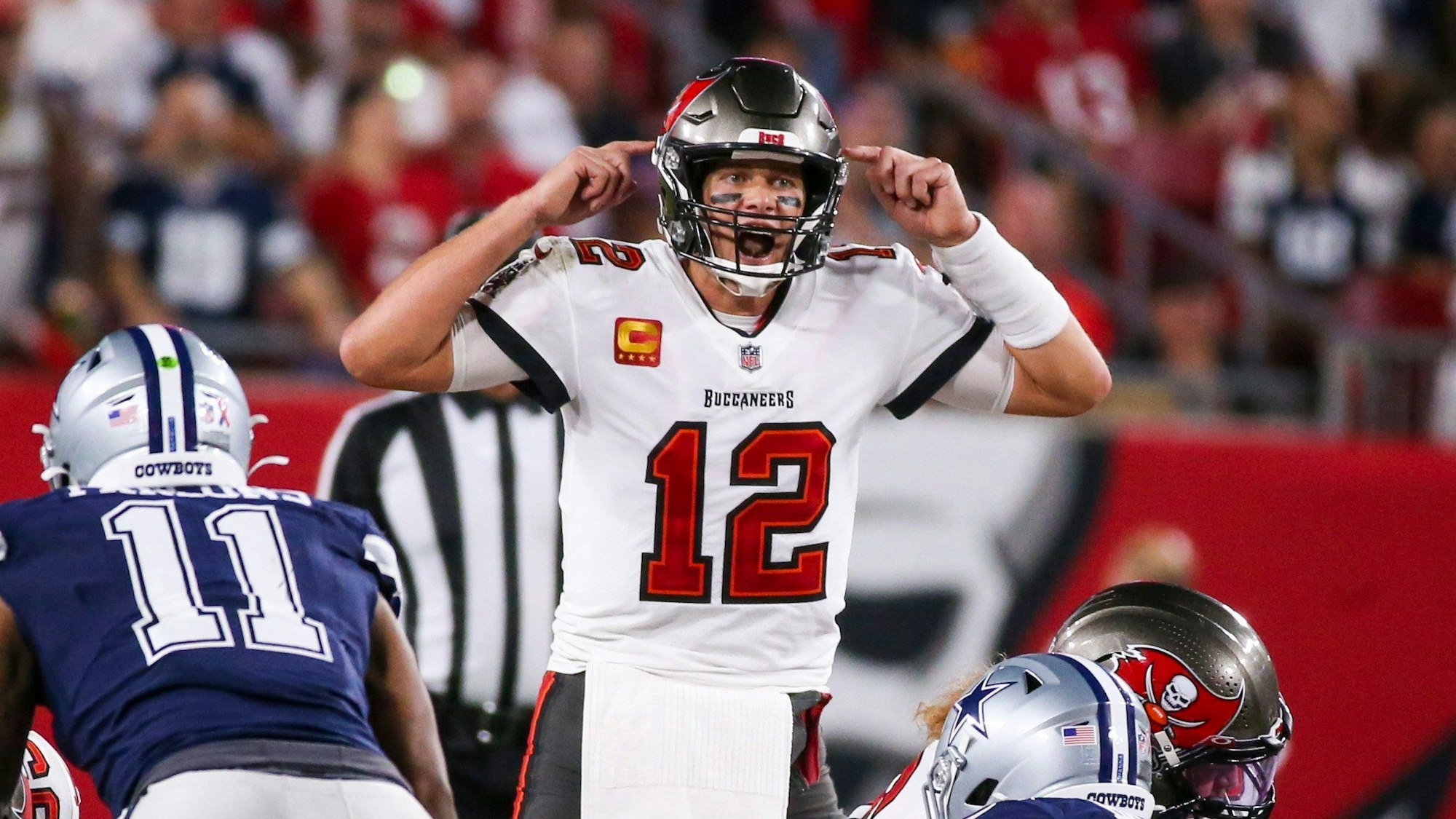 Tampa Bay Buccaneers-Quarterback Tom Brady ruft einen Spielzug während der zweiten Halbzeit gegen die Dallas Cowboys.