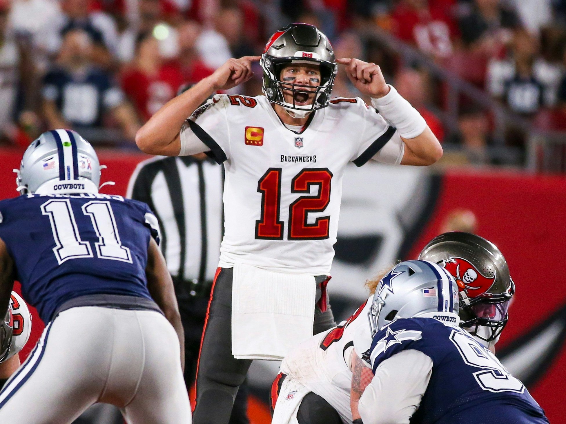 Tampa Bay Buccaneers-Quarterback Tom Brady ruft einen Spielzug während der zweiten Halbzeit gegen die Dallas Cowboys.