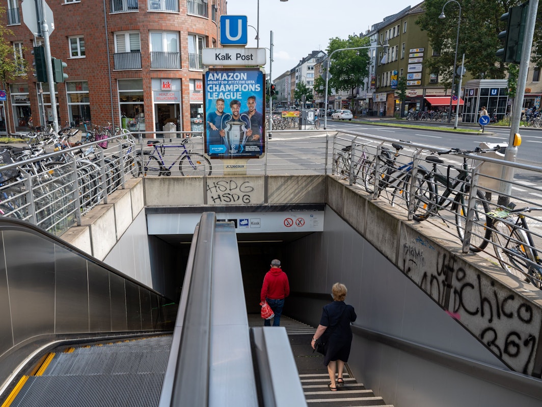 Der Eingang zur Stadtbahnhaltestelle Kalk Post in Köln-Kalk.
