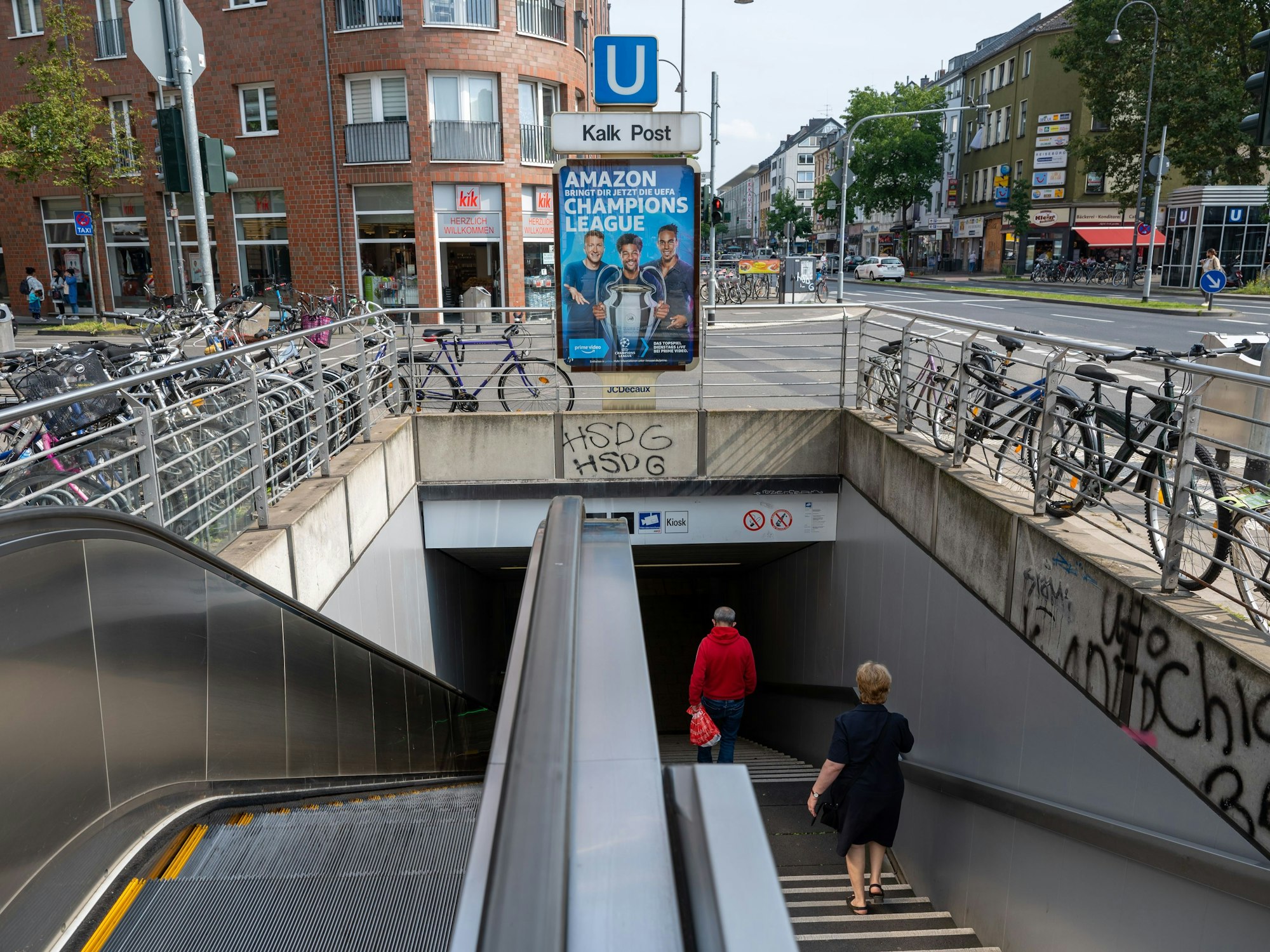 Der Eingang zur Stadtbahnhaltestelle Kalk Post in Köln-Kalk.