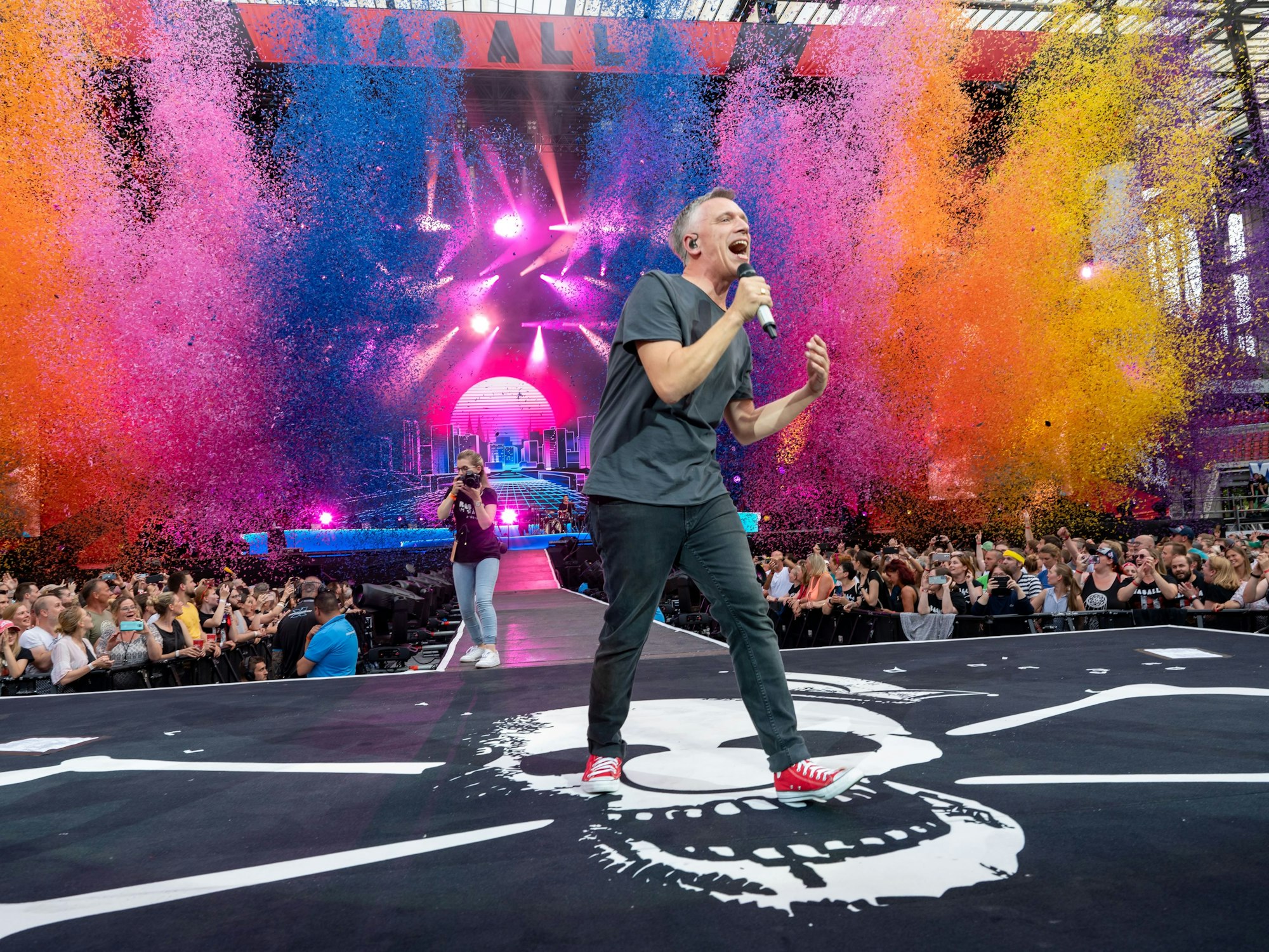 Kasalla-Sänger Bastian Campmann, hier beim Stadionkonzert im Juni 2022, befürchtet im Herbst und Winter 2022 Schlimmes.