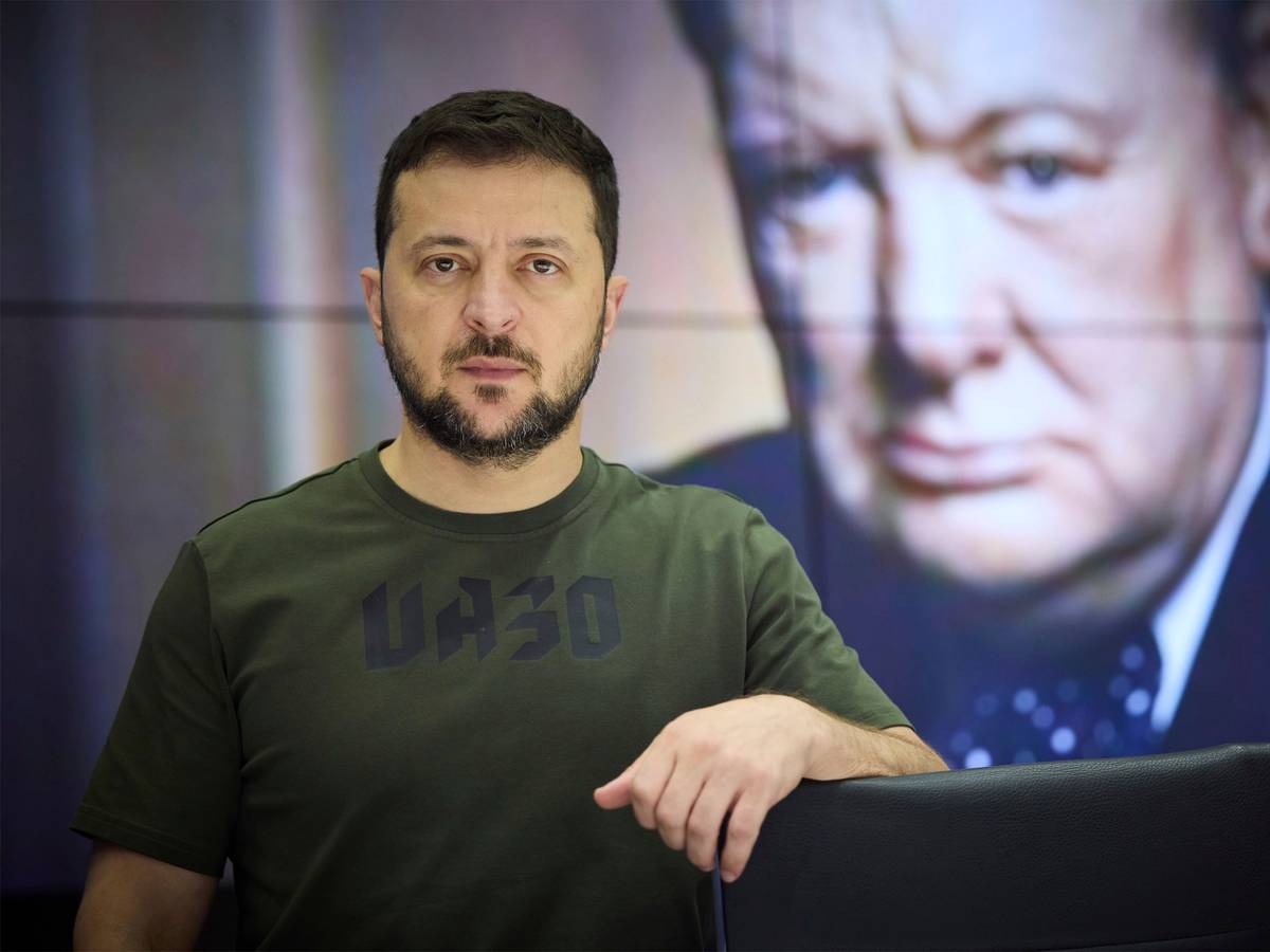 Wolodymyr Selenskyj, Präsident der Ukraine, steht in seinem sicheren Büro, während einer Zeremonie zur Verleihung des Winston Churchill Leadership Award der Internationalen Churchill-Gesellschaft per Videokonferenz.