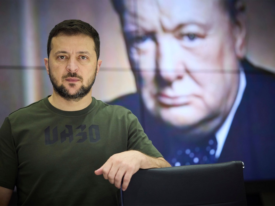 Wolodymyr Selenskyj, Präsident der Ukraine, steht in seinem sicheren Büro, während einer Zeremonie zur Verleihung des Winston Churchill Leadership Award der Internationalen Churchill-Gesellschaft per Videokonferenz.