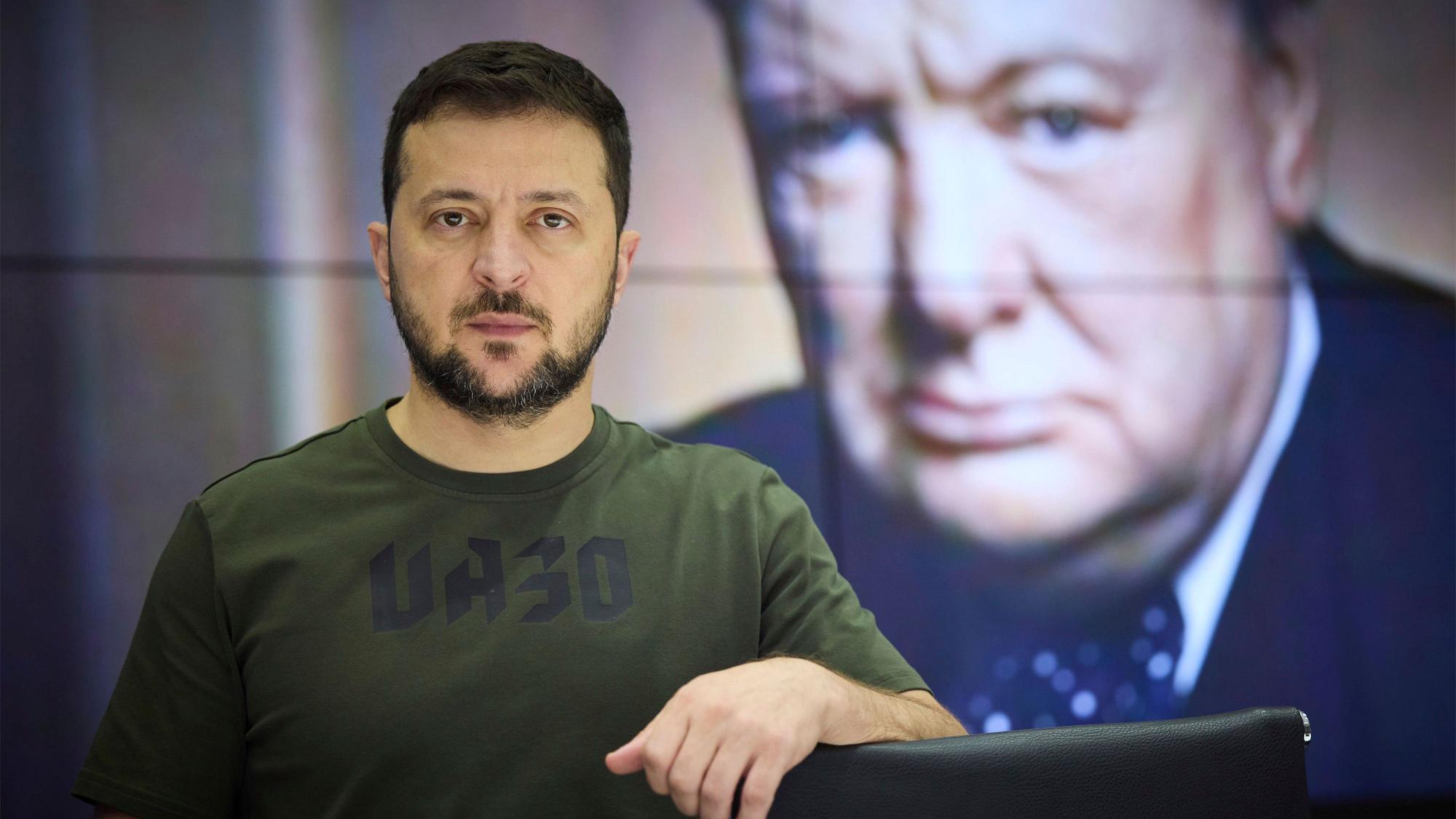 Wolodymyr Selenskyj, Präsident der Ukraine, steht in seinem sicheren Büro, während einer Zeremonie zur Verleihung des Winston Churchill Leadership Award der Internationalen Churchill-Gesellschaft per Videokonferenz.