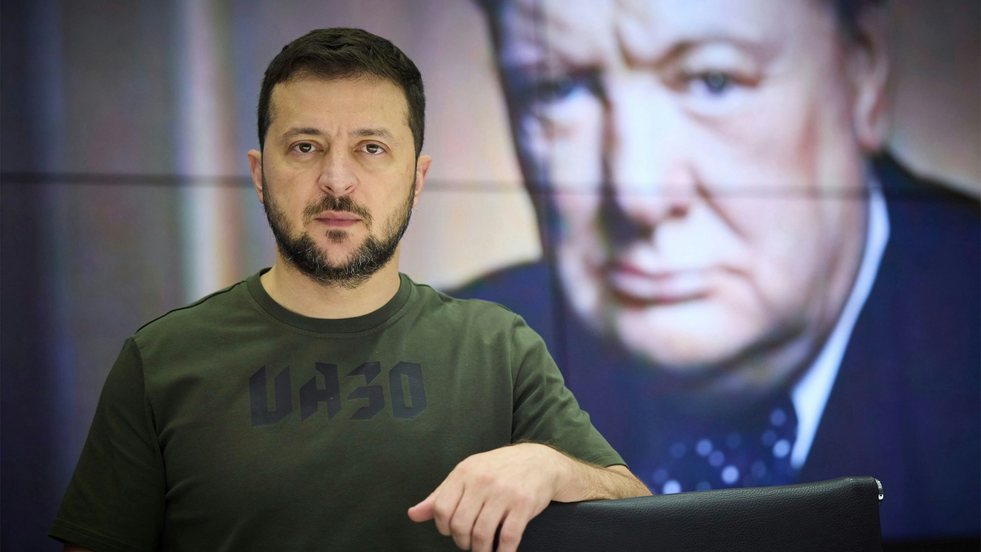 Wolodymyr Selenskyj, Präsident der Ukraine, steht in seinem sicheren Büro, während einer Zeremonie zur Verleihung des Winston Churchill Leadership Award der Internationalen Churchill-Gesellschaft per Videokonferenz.