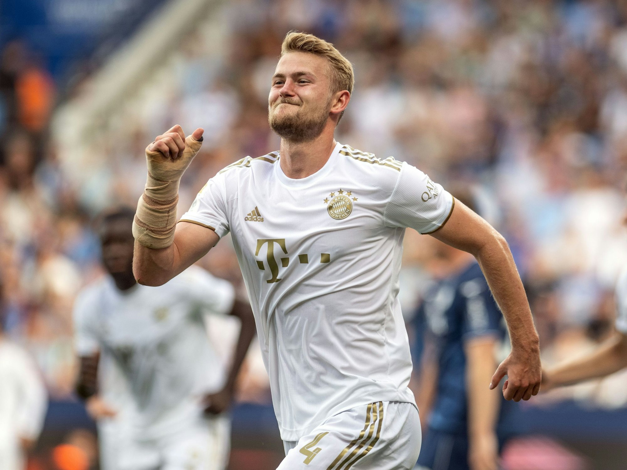 Matthijs de Ligt von Bayern München jubelt über seinen Treffer zum 2:0.