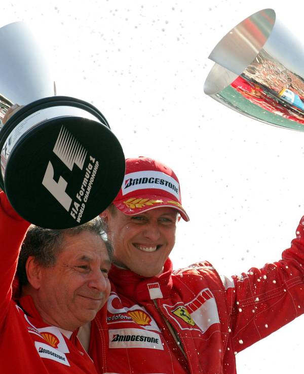 Michael Schumacher und Jean Todt jubeln gemeinsam in Monza über einen Ferrari-Sieg in der Formel 1.
