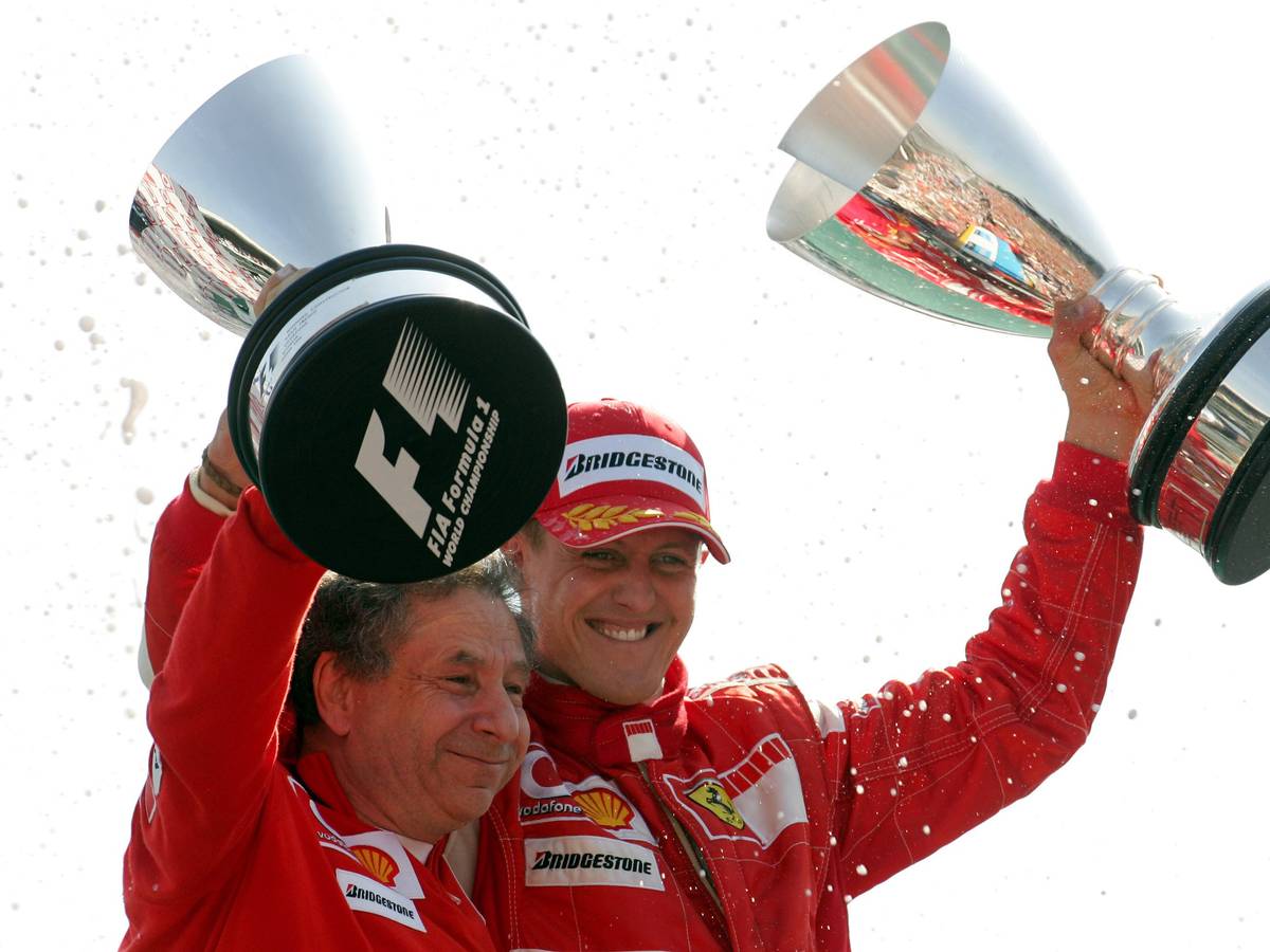Michael Schumacher und Jean Todt jubeln gemeinsam in Monza über einen Ferrari-Sieg in der Formel 1.
