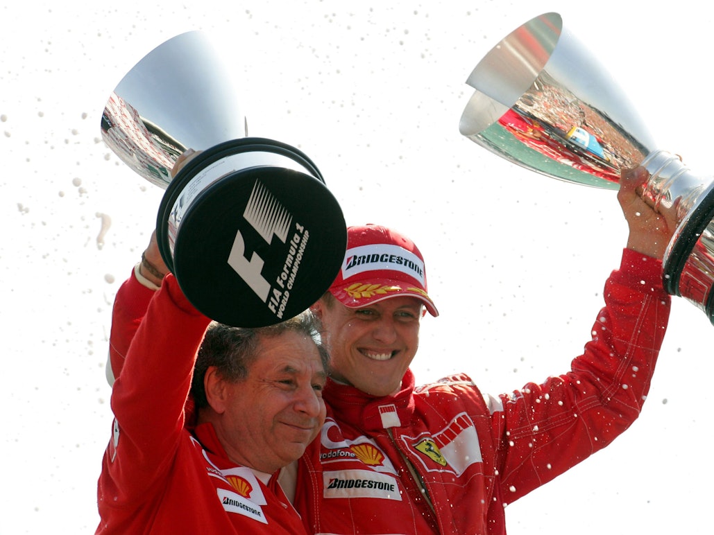 Michael Schumacher und Jean Todt jubeln gemeinsam in Monza über einen Ferrari-Sieg in der Formel 1.