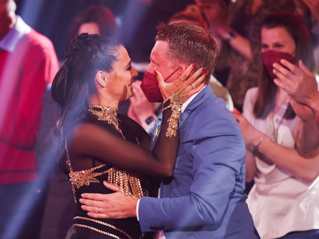 Amira und ihr Mann Oliver Pocher liegen sich nach ihrem Tanz bei „Let's Dance“ (RTL) Ende April 2022 weinend in den Armen.