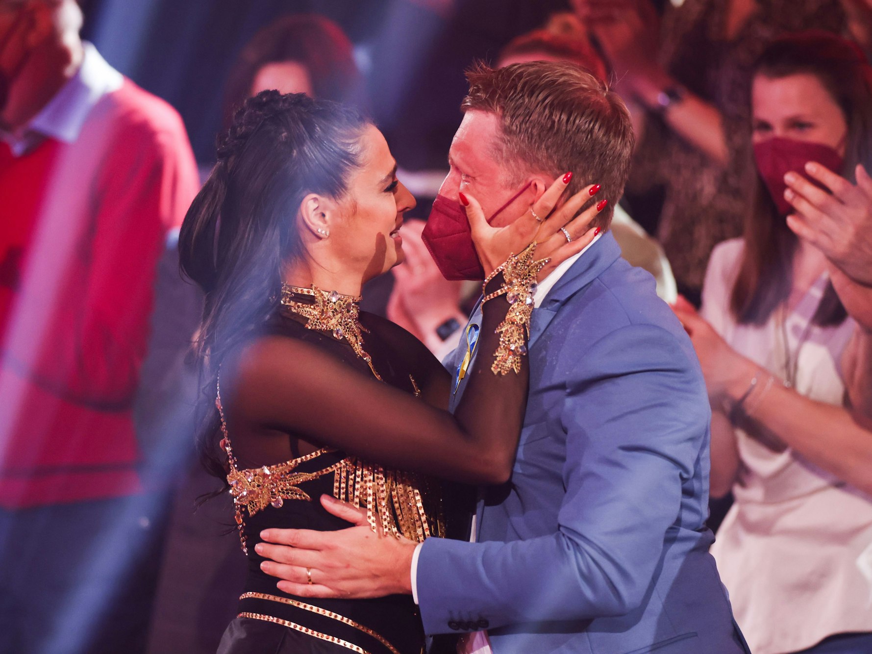 Amira und ihr Mann Oliver Pocher liegen sich nach ihrem Tanz bei „Let's Dance“ (RTL) Ende April 2022 weinend in den Armen.