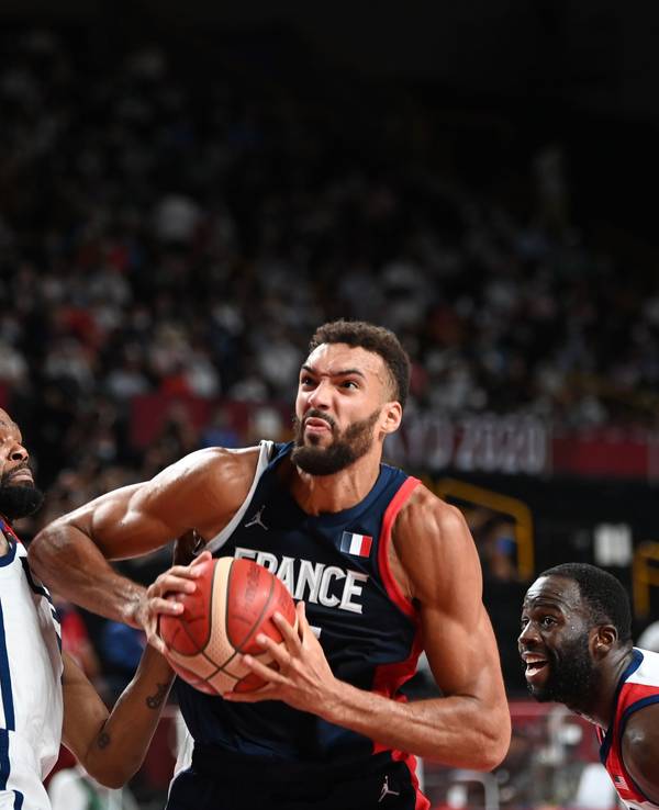 Olympia-Finale: Kevin Durant (l) aus den USA gegen Rudy Gobert (M) aus Frankreich.