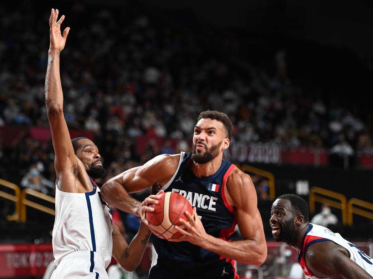 Olympia-Finale: Kevin Durant (l) aus den USA gegen Rudy Gobert (M) aus Frankreich.