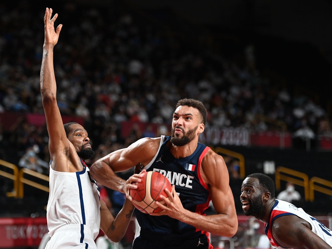 Olympia-Finale: Kevin Durant (l) aus den USA gegen Rudy Gobert (M) aus Frankreich.