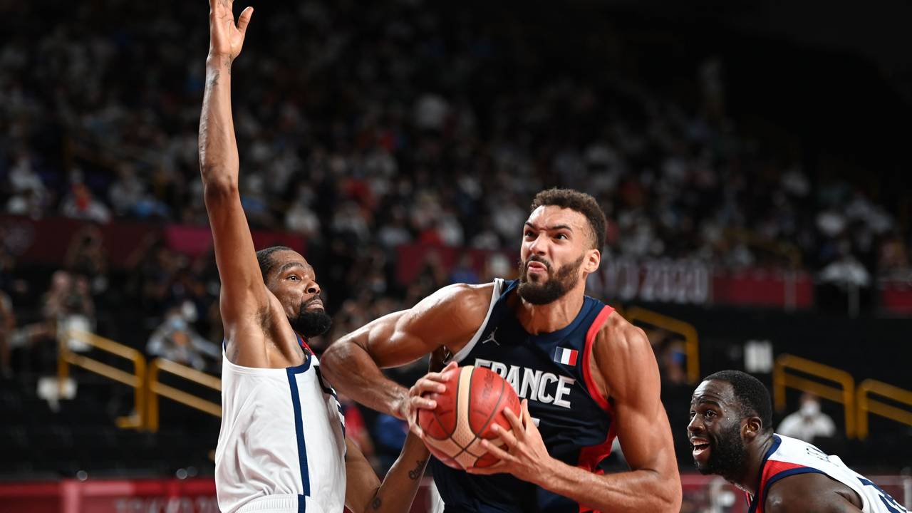 Olympia-Finale: Kevin Durant (l) aus den USA gegen Rudy Gobert (M) aus Frankreich.