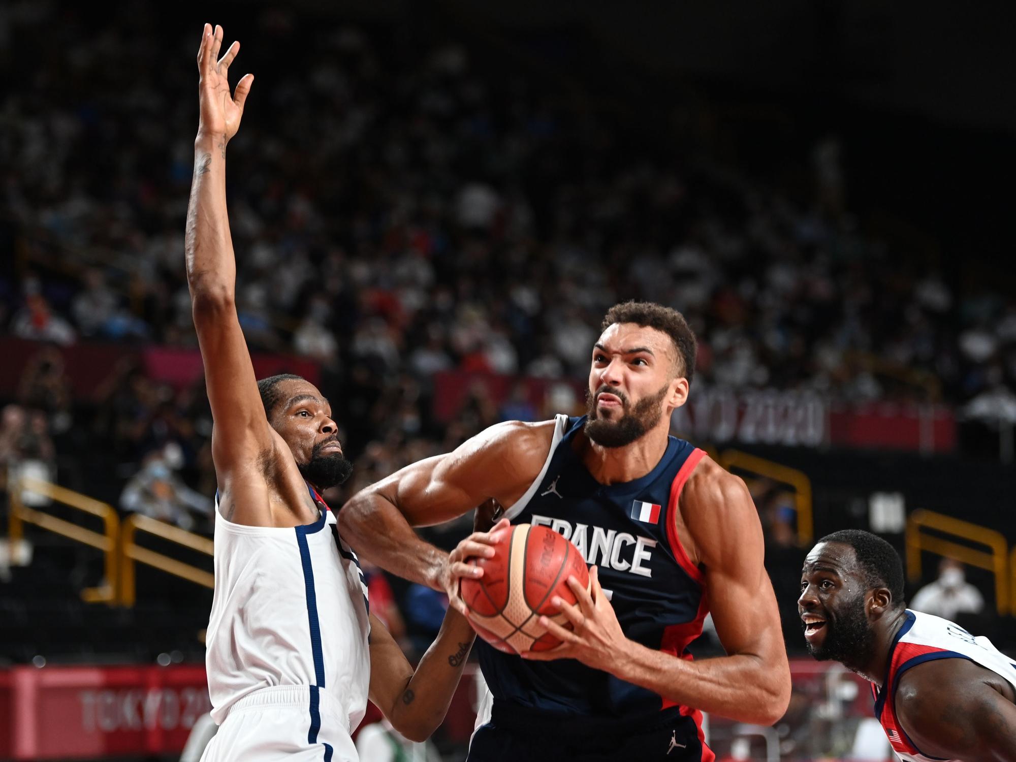 Olympia-Finale: Kevin Durant (l) aus den USA gegen Rudy Gobert (M) aus Frankreich.