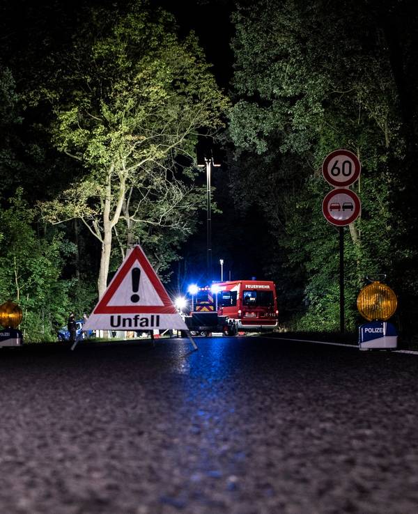 Ein Warnschild steht nach einem Unfall im Spreewald auf einer Straße.