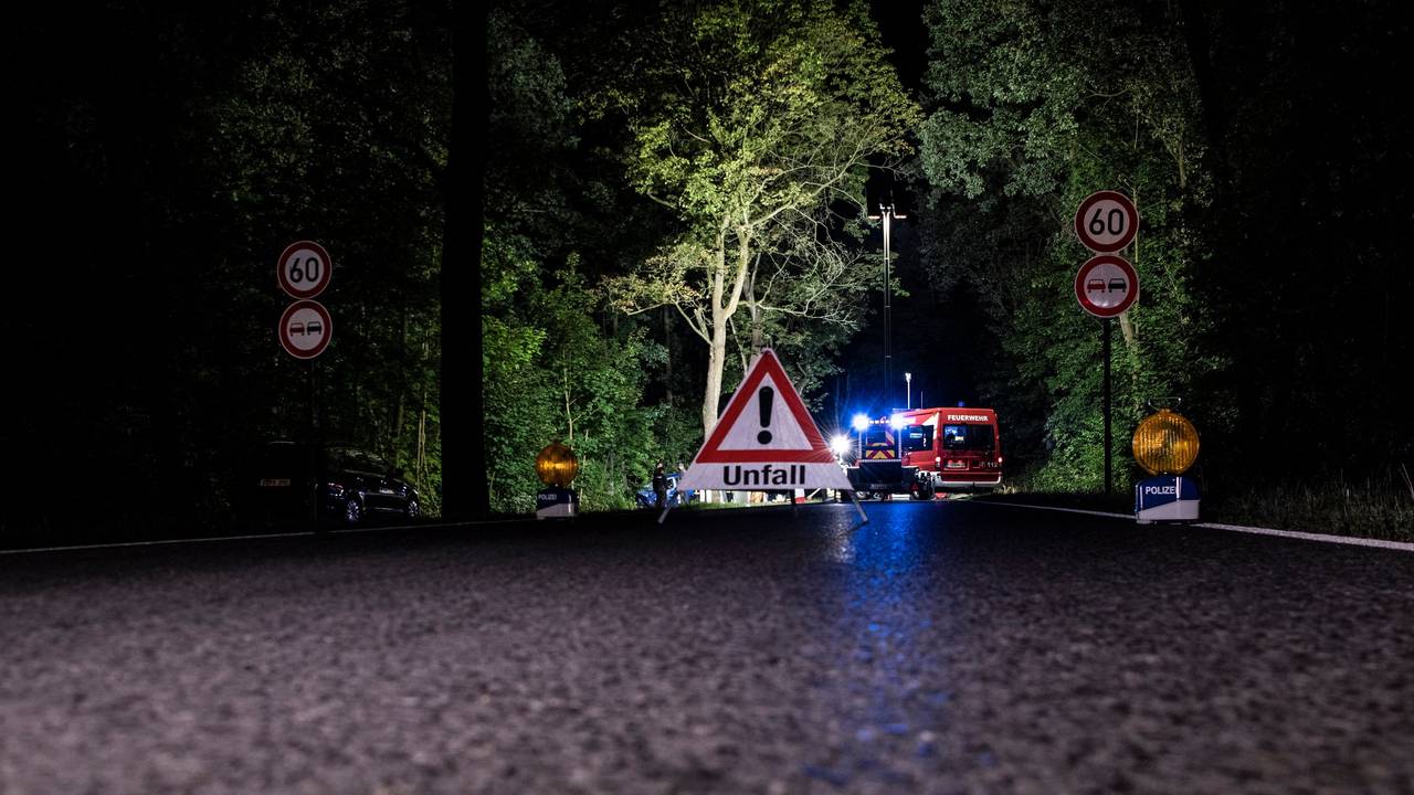 Ein Warnschild steht nach einem Unfall im Spreewald auf einer Straße.