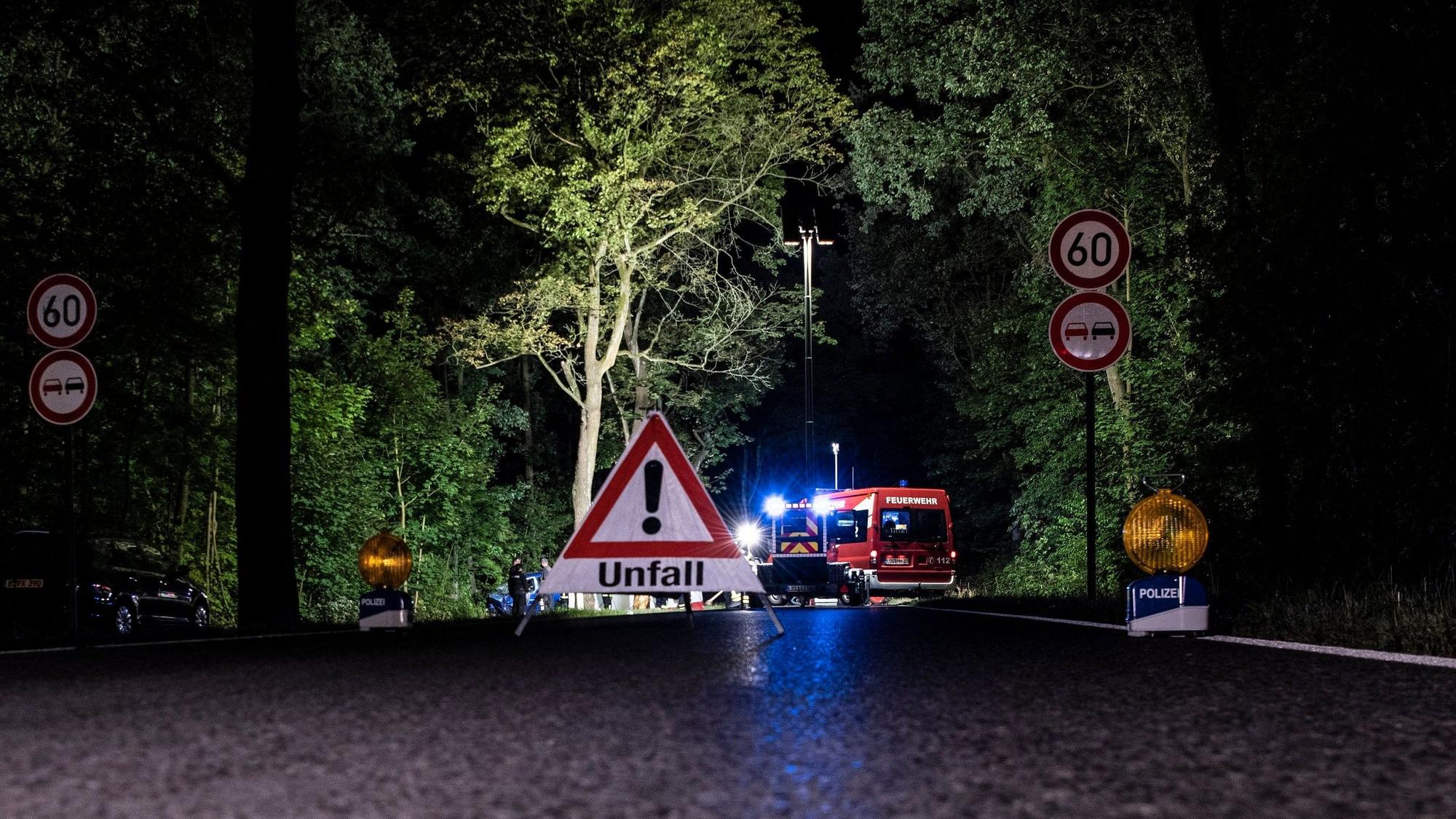 Ein Warnschild steht nach einem Unfall im Spreewald auf einer Straße.