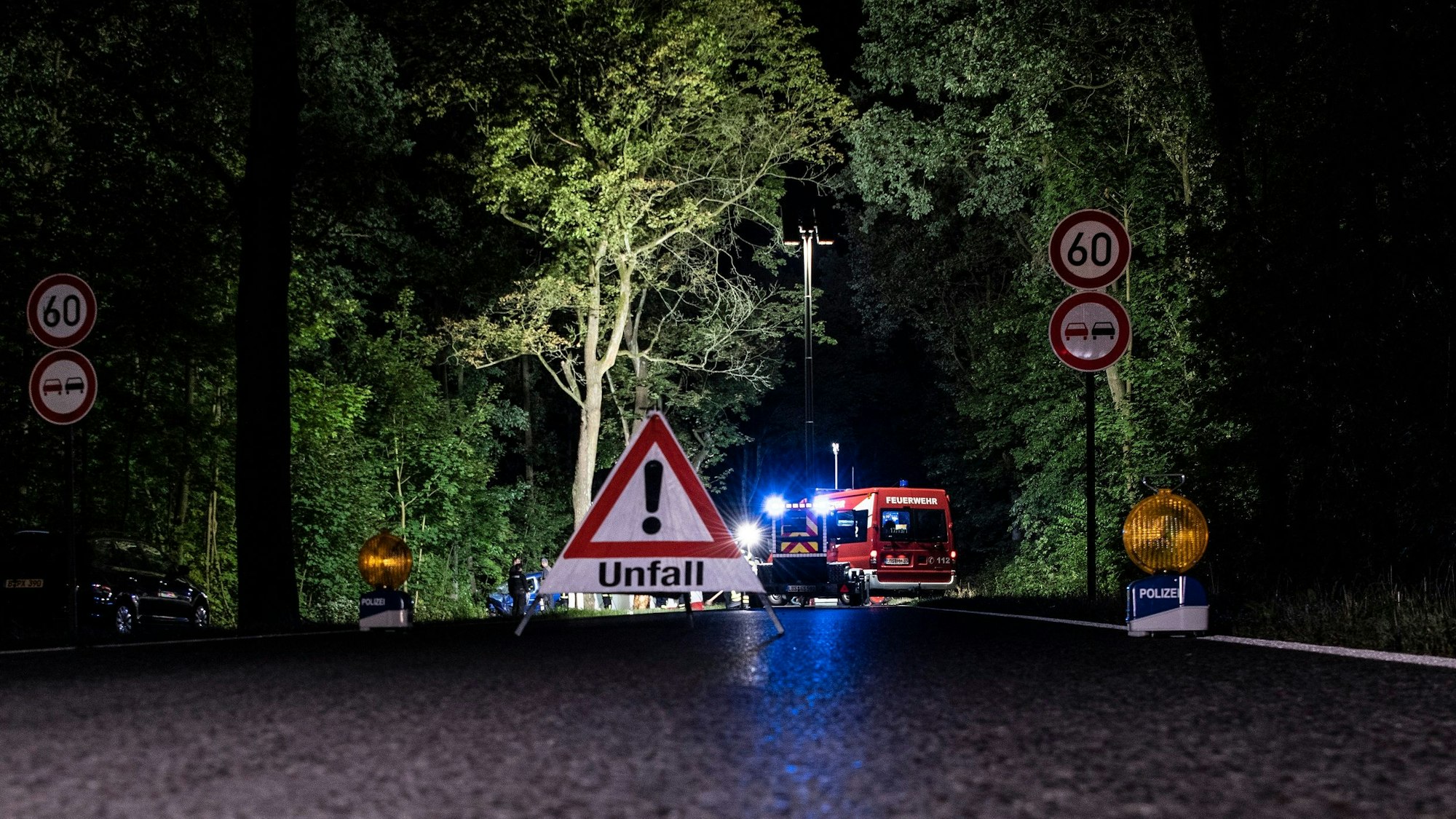 Ein Warnschild steht nach einem Unfall im Spreewald auf einer Straße.