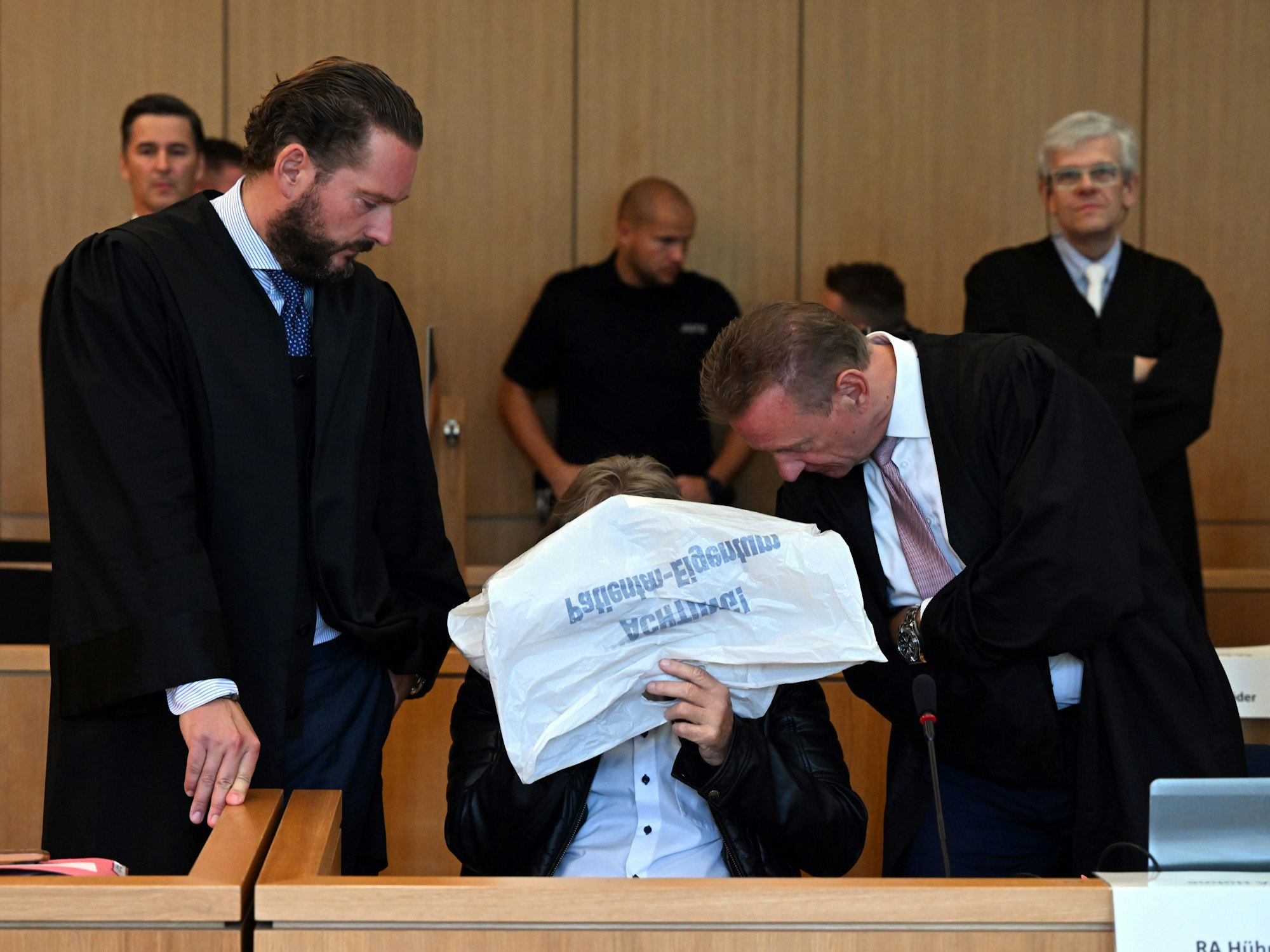 Aachen: Der Angeklagte Jürgen Albers (60, M), bekannt unter anderem als Mallorca-Auswanderer in der Fernsehsendung «Goodbye Deutschland», am 31.8.2022 vor dem Beginn des Prozesses im Gerichtssaal zwischen seinen Verteidigern Peter Nickel (l) und Björn Hühne.