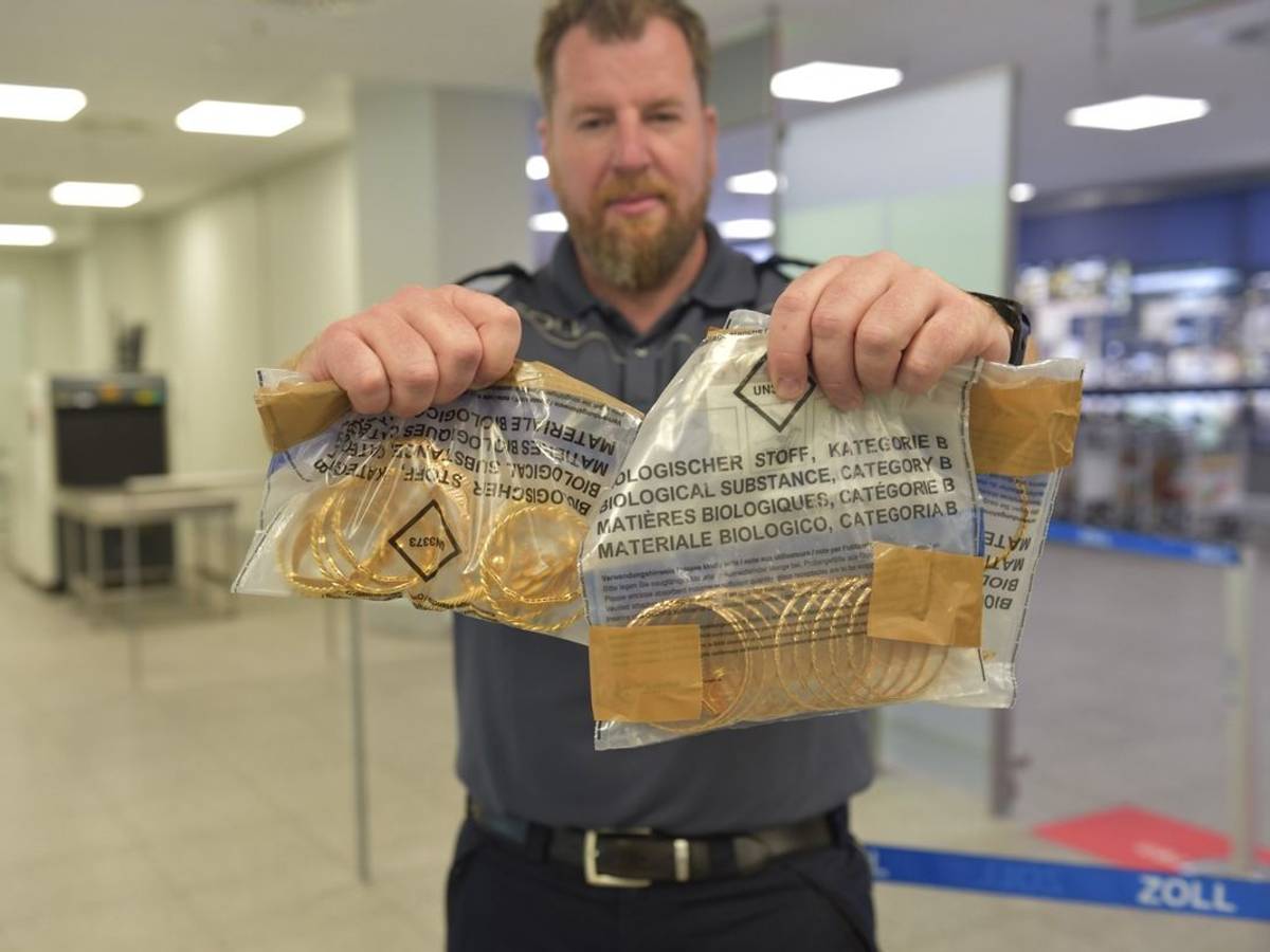 Zollsprecher Jens Ahland zeigt mehrere Tüten mit geschmuggeltem Goldschmuck.